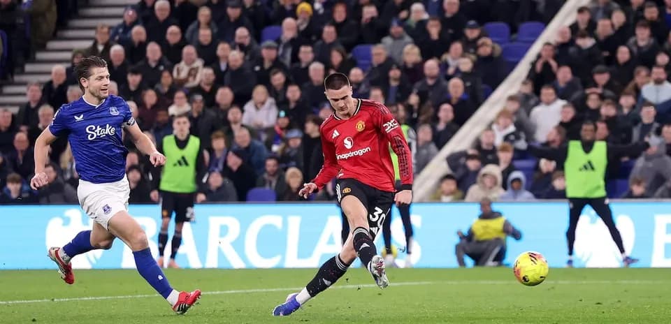 Un joueur de Manchester United tire au but