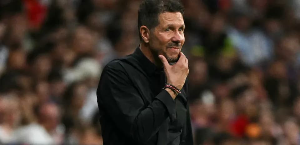 Entraîneur réfléchissant pendant un match de football