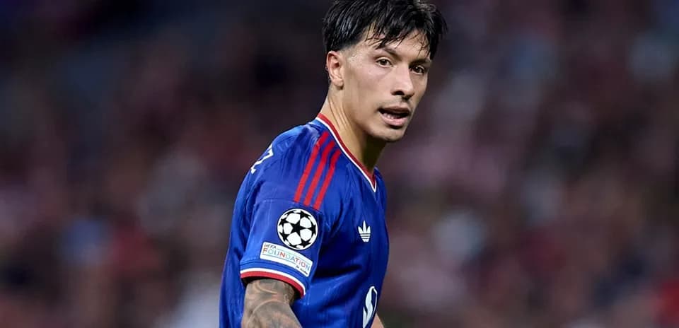 Joueur en maillot bleu sur le terrain de football