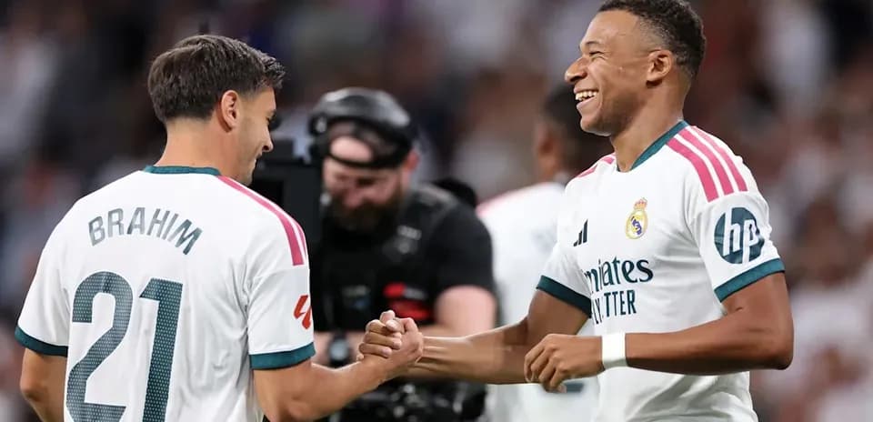 Brahim et Mbappé se serrant la main sur le terrain