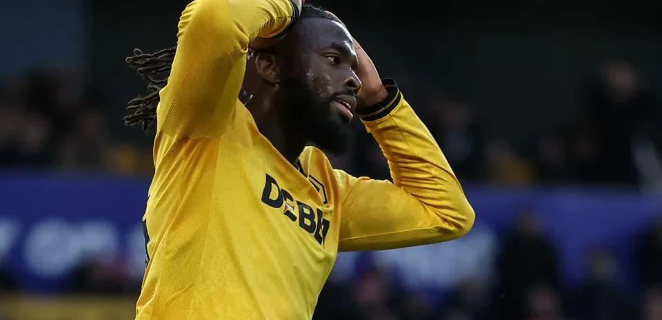 Joueur en maillot jaune se tenant la tête