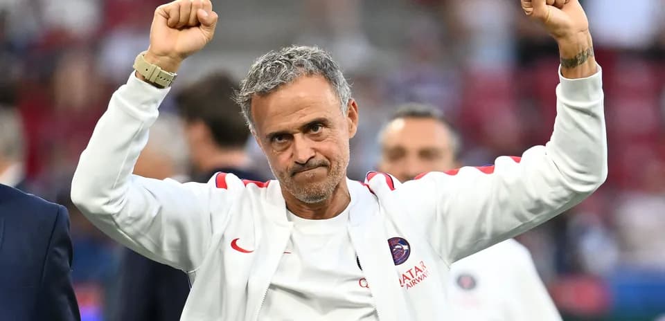 Entraîneur levant les bras après un match