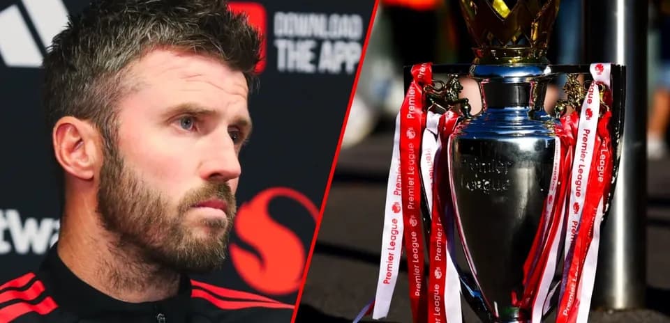 Un joueur avec un trophée de la Premier League