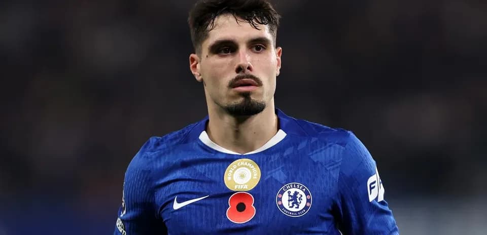 Joueur de Chelsea en maillot bleu sur le terrain