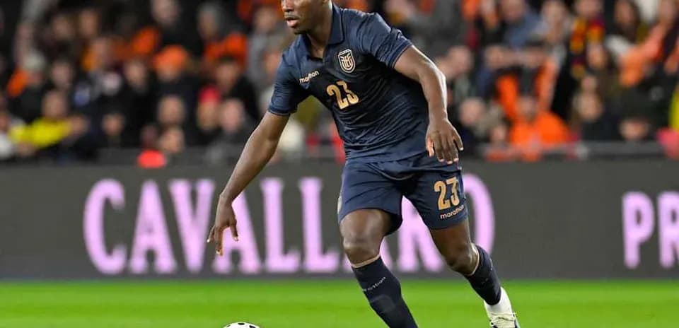 Joueur courant avec le ballon sur le terrain