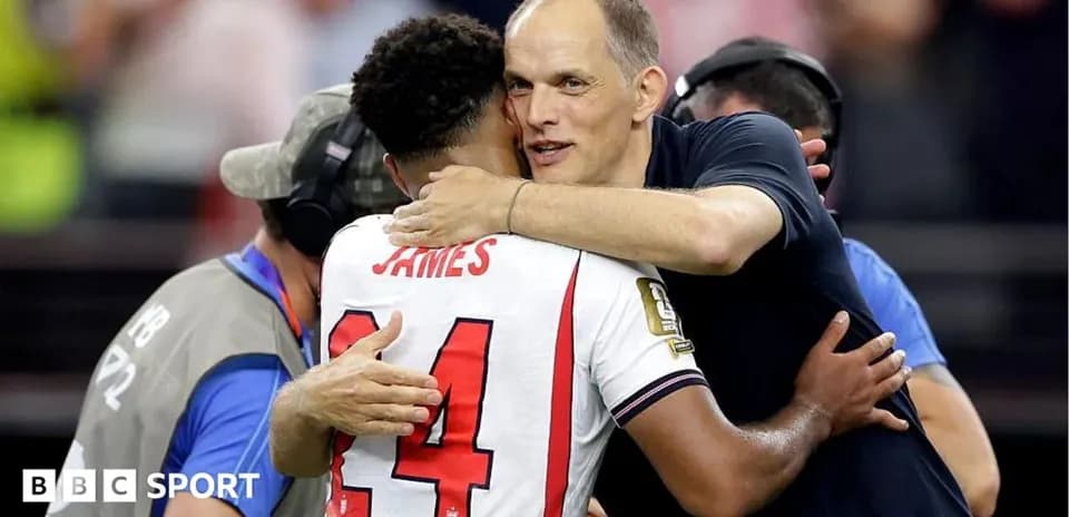 Un joueur et un entraîneur s'embrassent après le match
