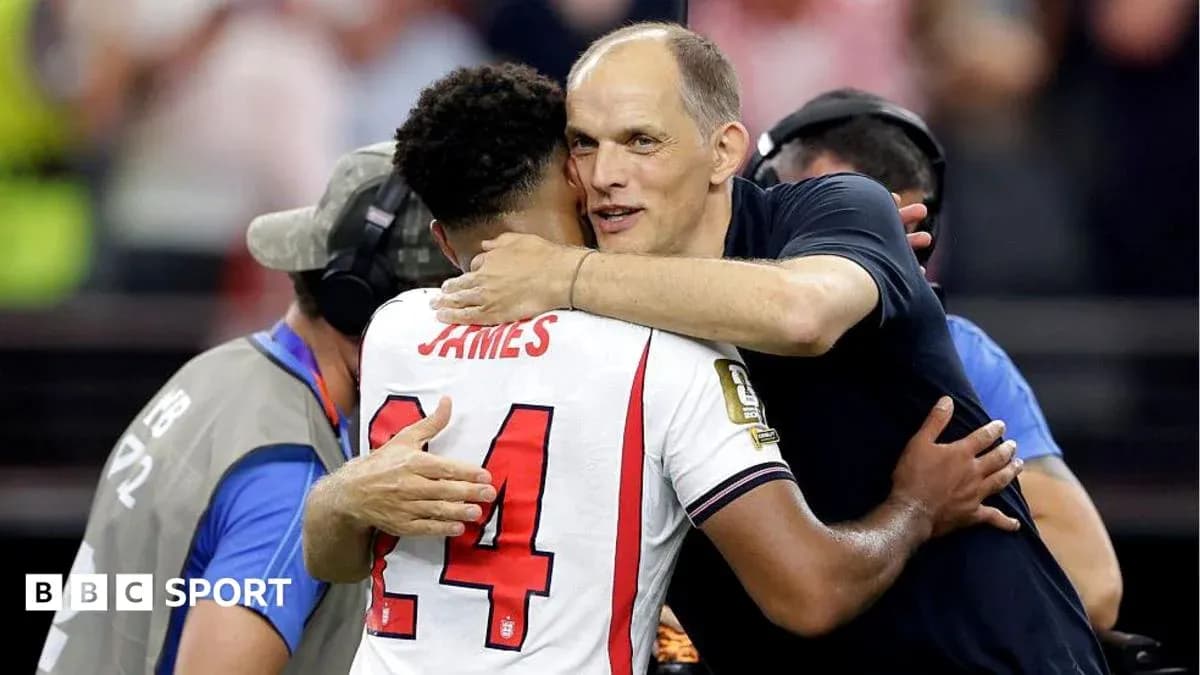 Un joueur et un entraîneur s'embrassent après le match