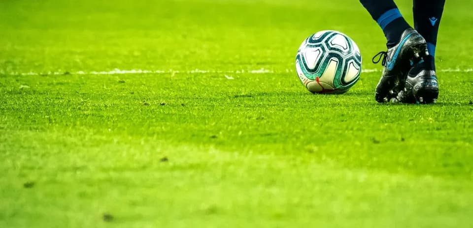 Un joueur s'apprête à frapper le ballon de football