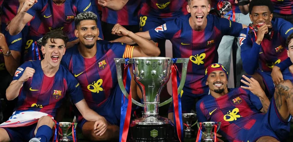 Joueurs du FC Barcelone célébrant avec un trophée