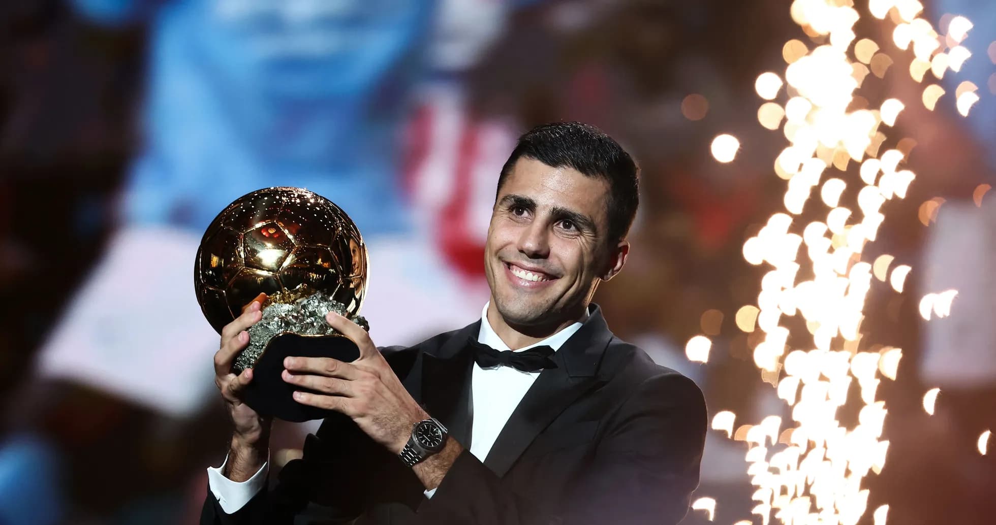 Joueur tenant le Ballon d'Or lors de la cérémonie