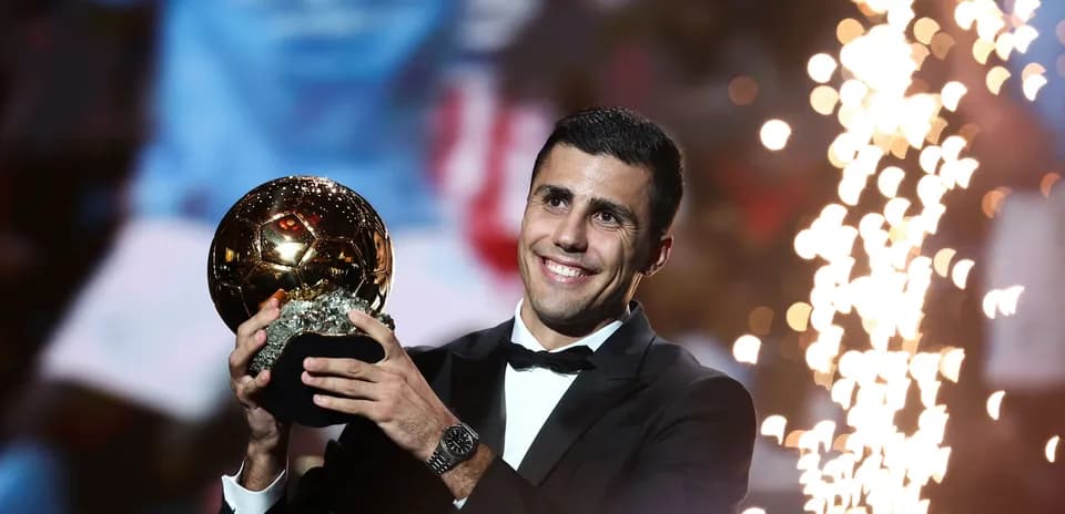 Joueur tenant le Ballon d'Or lors de la cérémonie