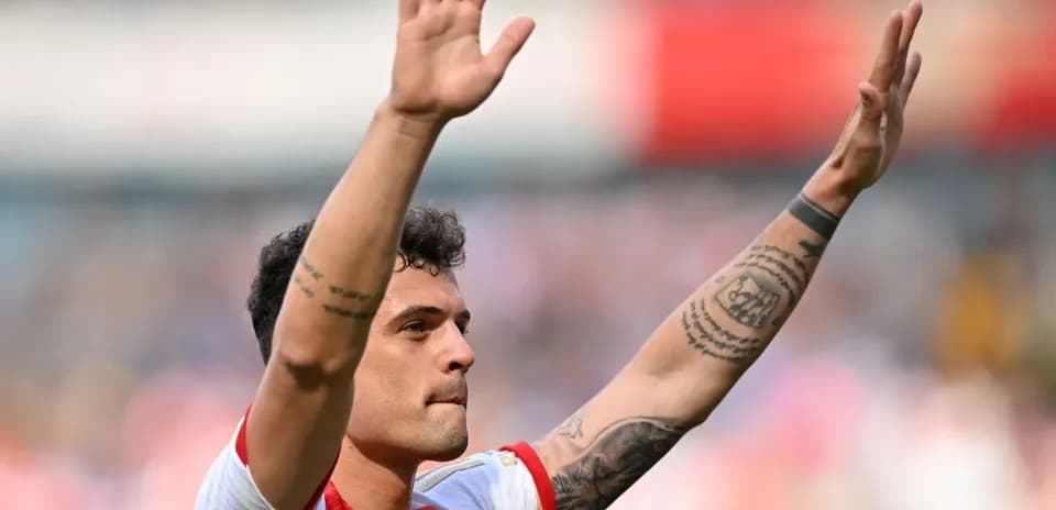 Joueur d'Arsenal saluant les supporters après le match