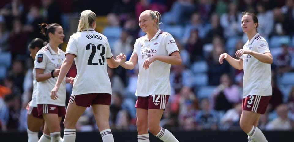 Joueuses d'Arsenal célébrant un but sur le terrain