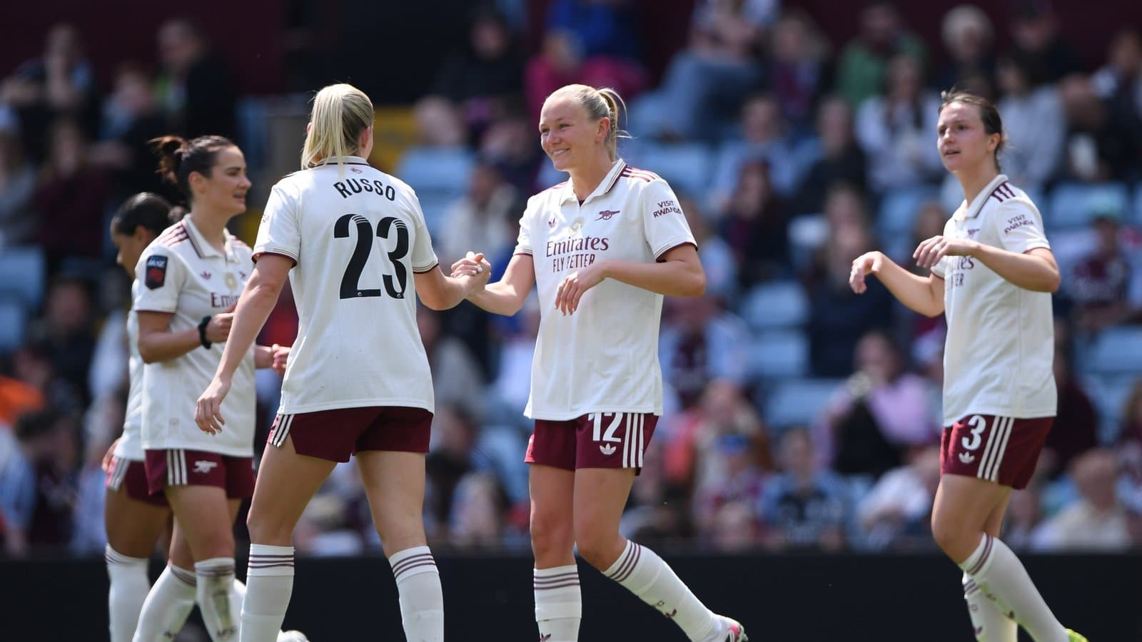 Joueuses d'Arsenal célébrant un but sur le terrain