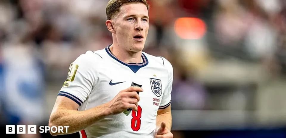 Joueur anglais courant sur le terrain de football