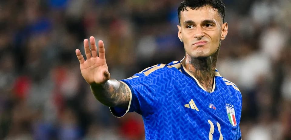 Joueur en maillot bleu d'Italie levant la main