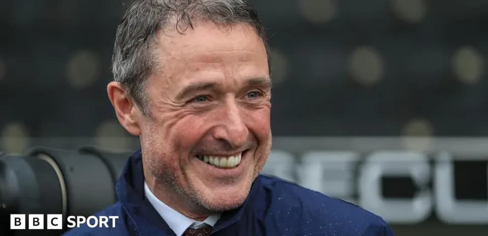 Homme souriant en tenue de sport sous la pluie