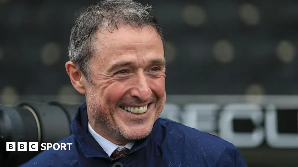 Homme souriant en tenue de sport sous la pluie