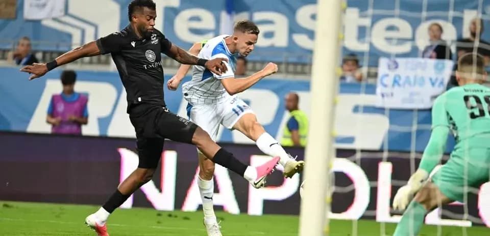 Un joueur d'Ararat-Armenia en action contre Craiova