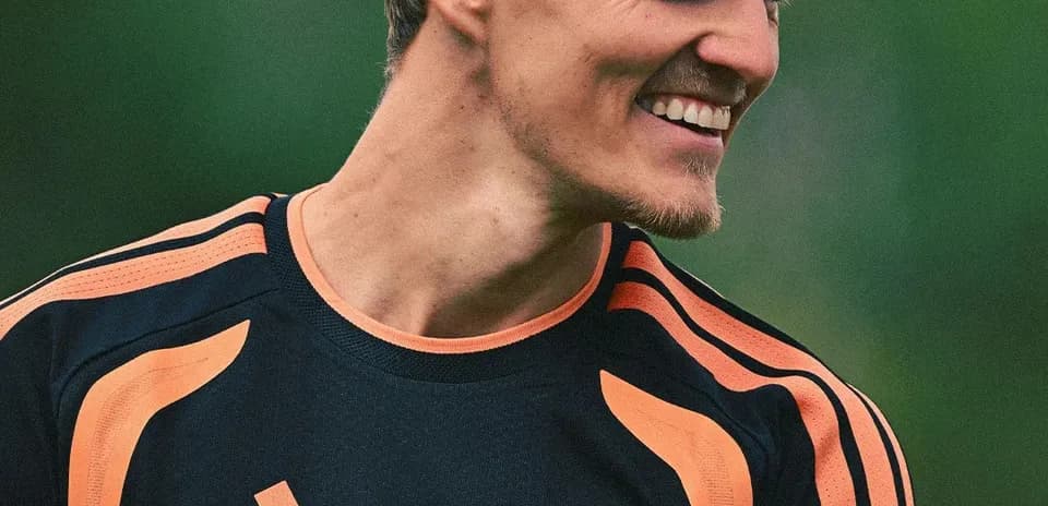 Joueur souriant en maillot d'entraînement d'Arsenal