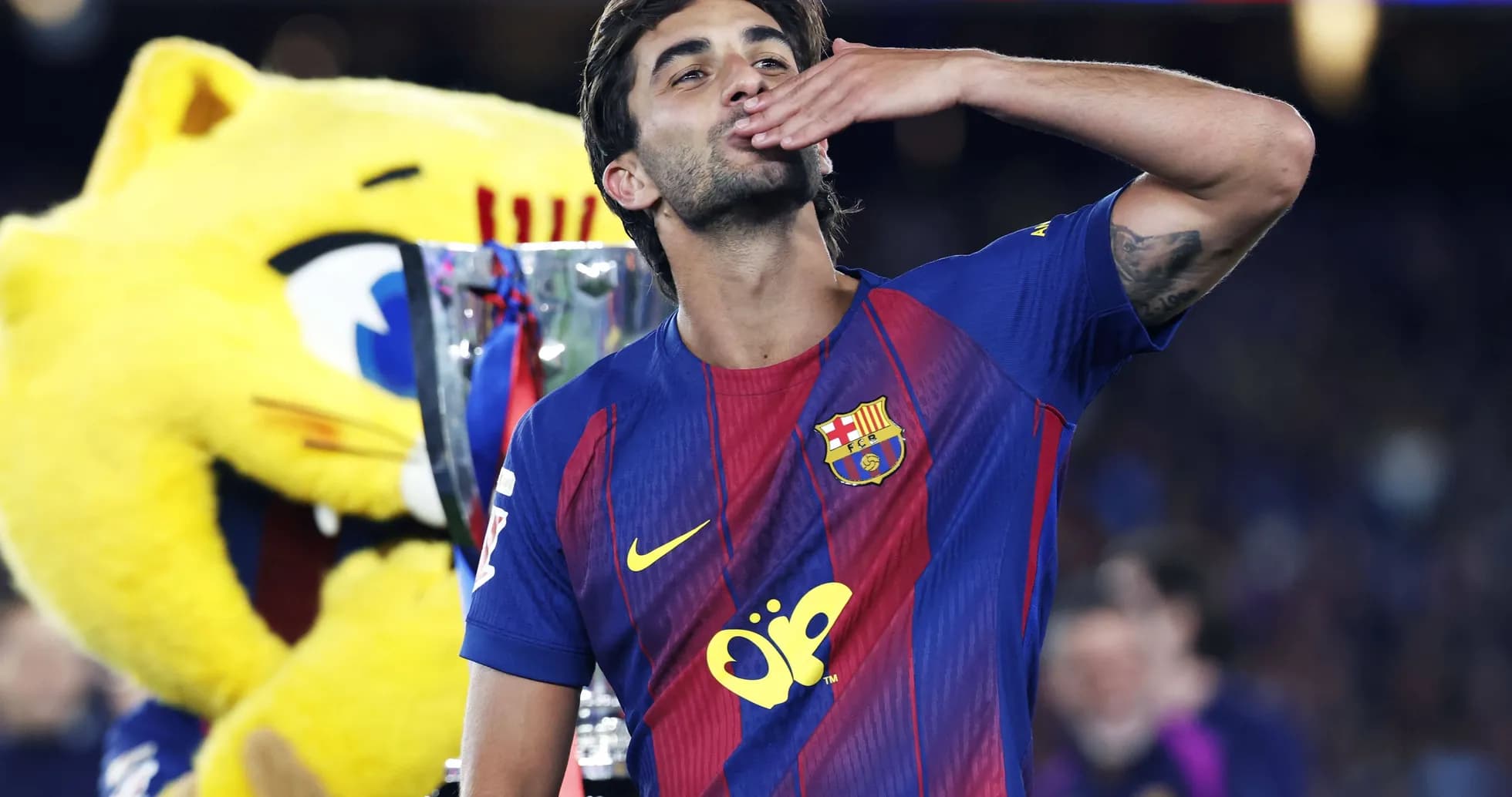 Joueur de Barcelone célébrant avec un trophée