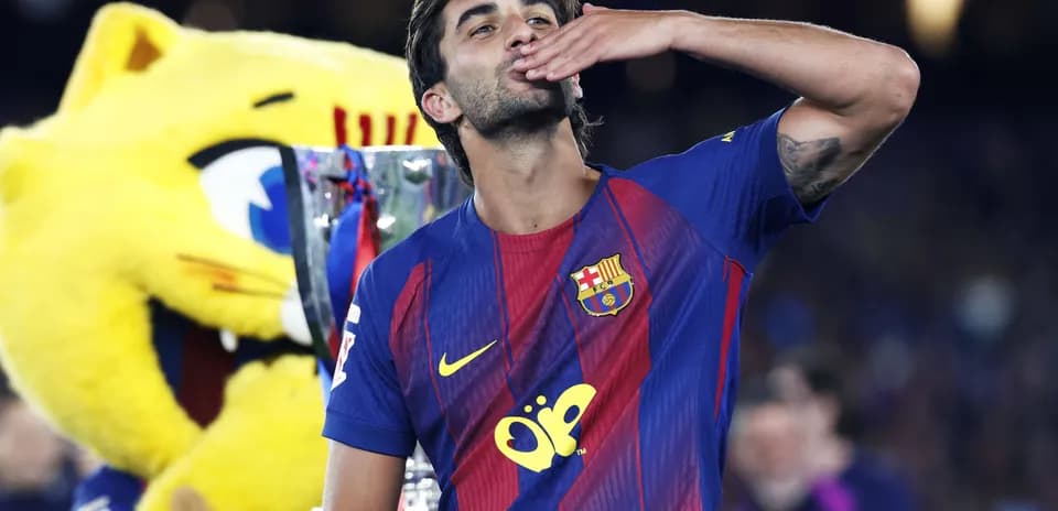 Joueur de Barcelone célébrant avec un trophée