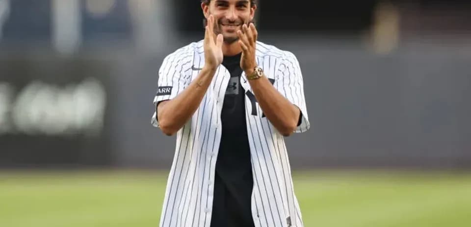 Homme applaudissant en maillot de baseball rayé