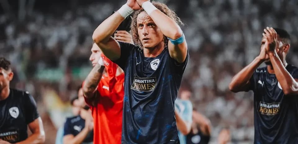 Joueur de Pafos applaudissant après le match