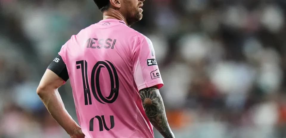 Joueur portant le maillot rose avec le numéro 10