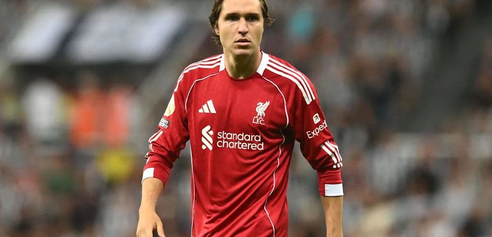 Joueur de Liverpool en maillot rouge sur le terrain
