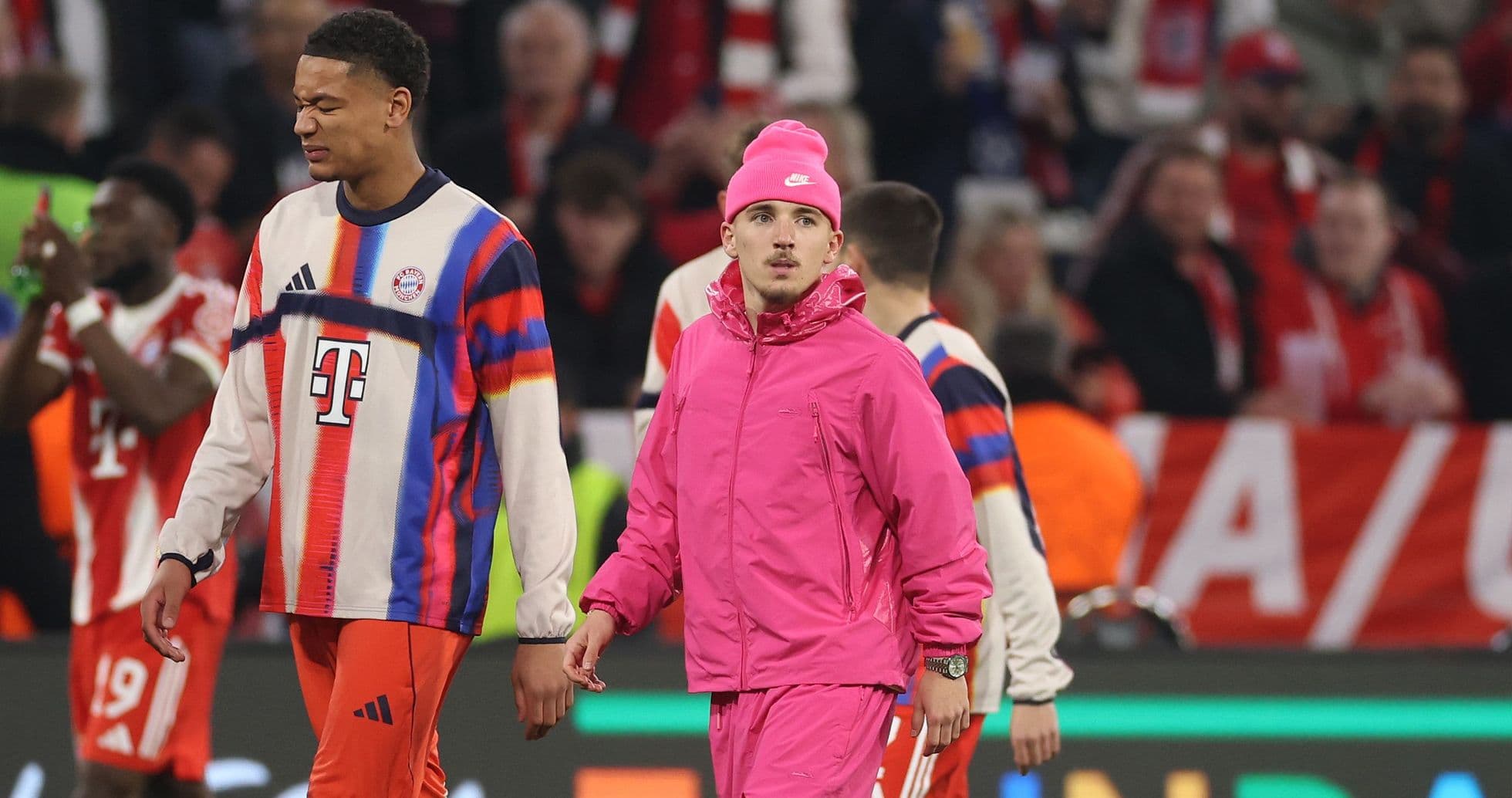 Joueurs de Bayern Munich quittant le terrain après le match