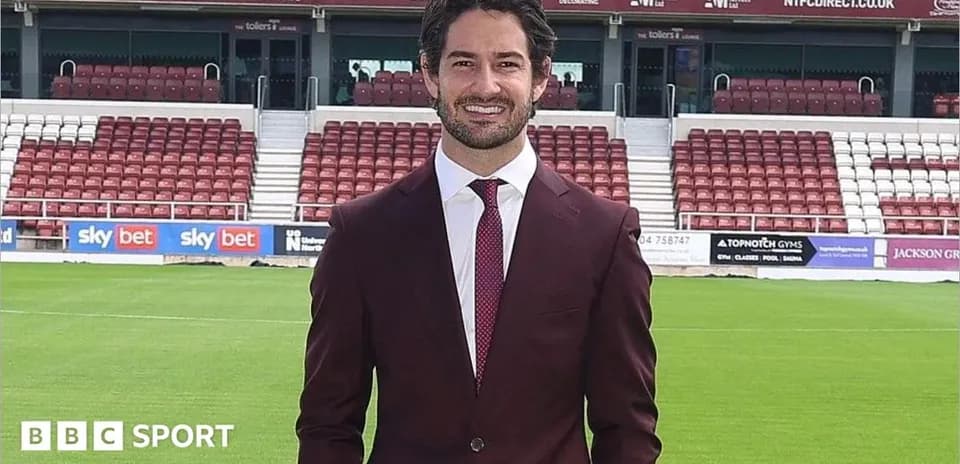 Person en costume sur un terrain de football