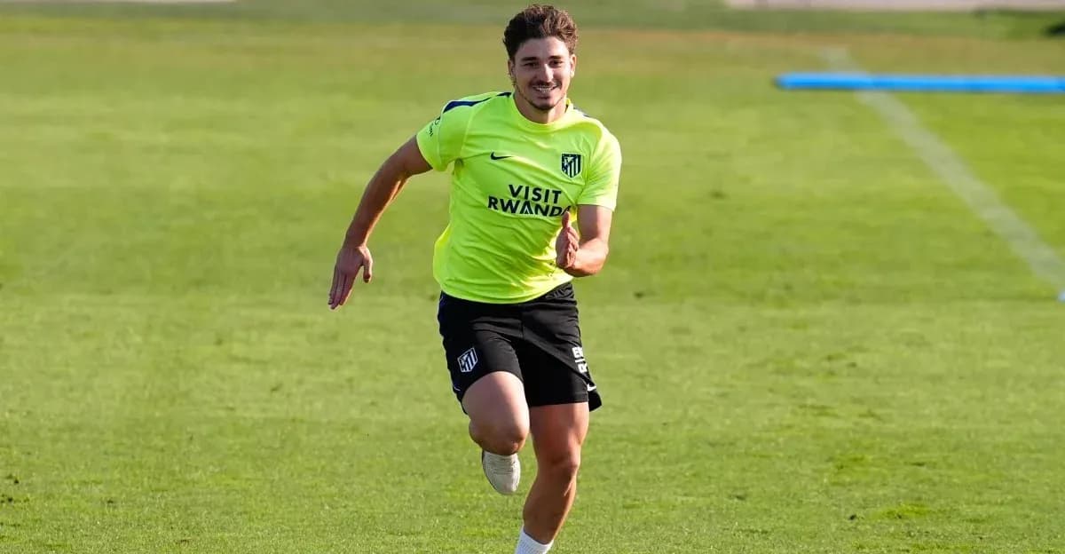 Joueur d'Atletico Madrid courant pendant l'entraînement