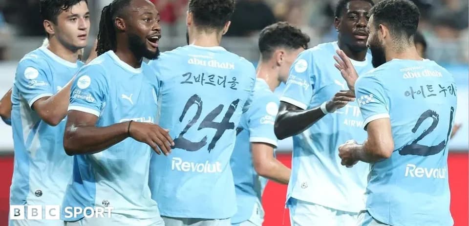Joueurs de Manchester City célébrant un but ensemble
