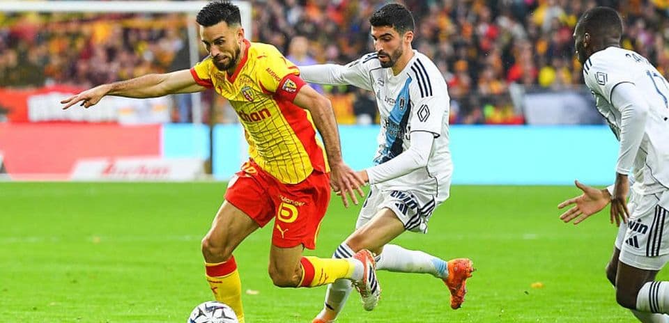 Paris FC affronte Lens : un choc crucial en Ligue 1