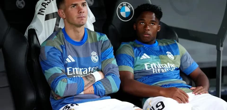 Deux joueurs de Madrid assis sur le banc
