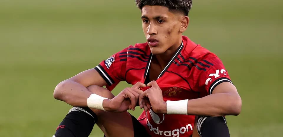 Joueur de Manchester United assis sur le terrain