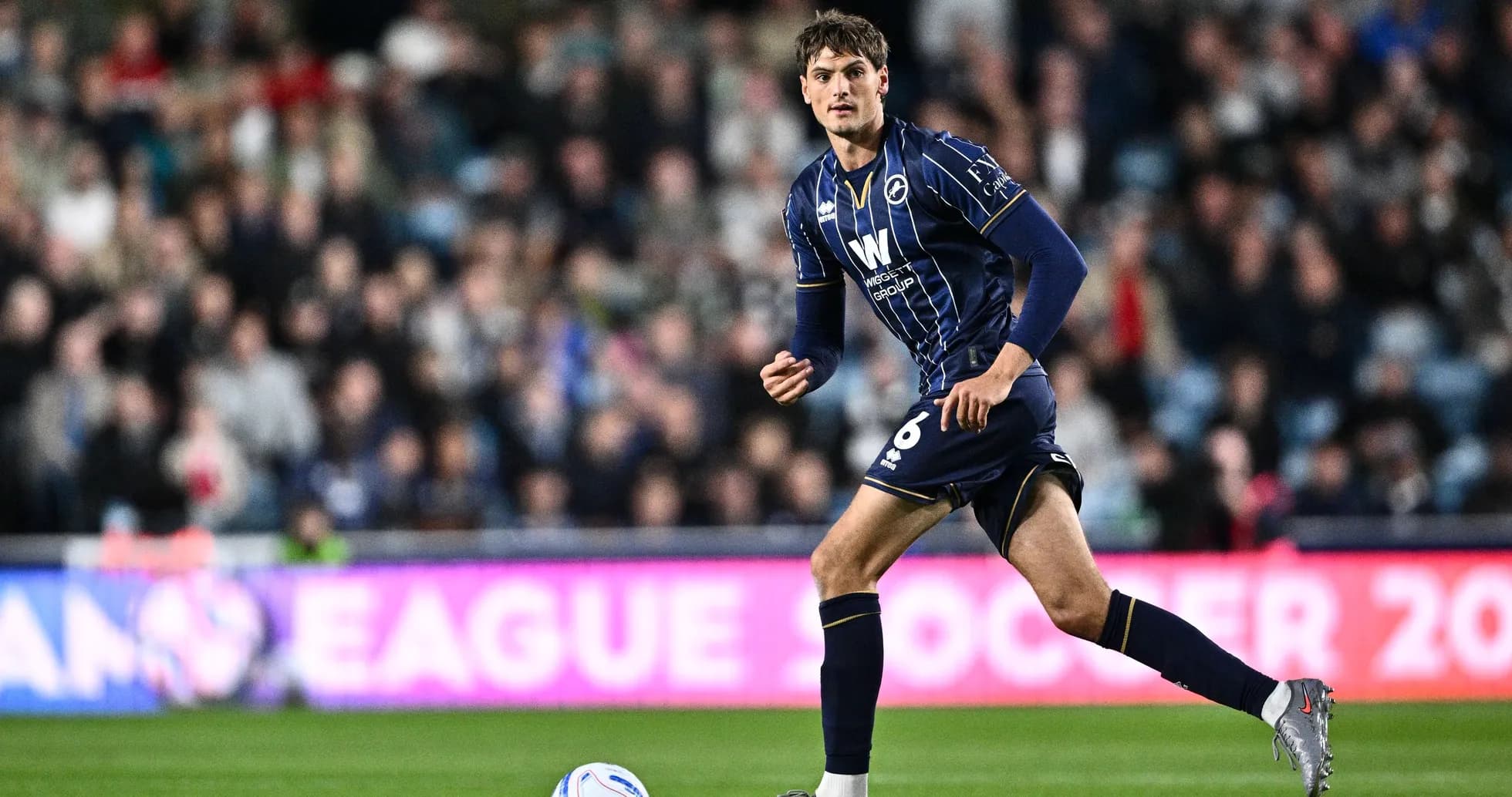 Joueur courant sur le terrain pendant un match