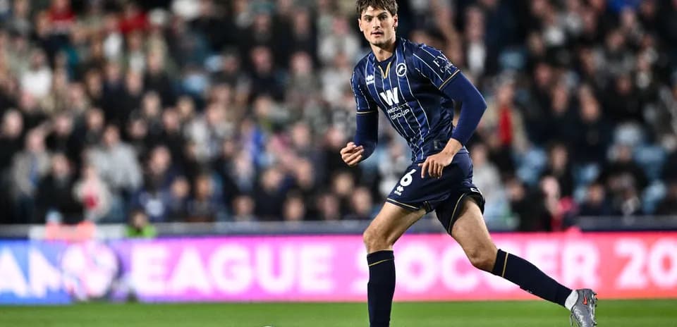 Joueur courant sur le terrain pendant un match
