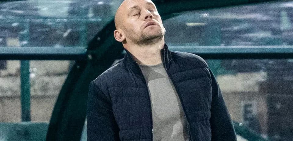 Entraîneur regardant le match depuis le banc