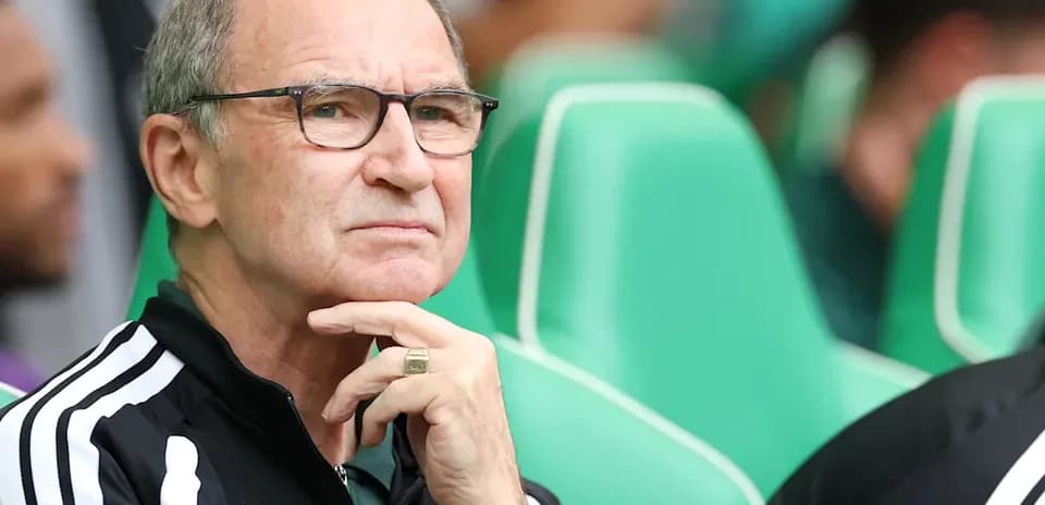 Entraîneur pensif sur le banc de touche