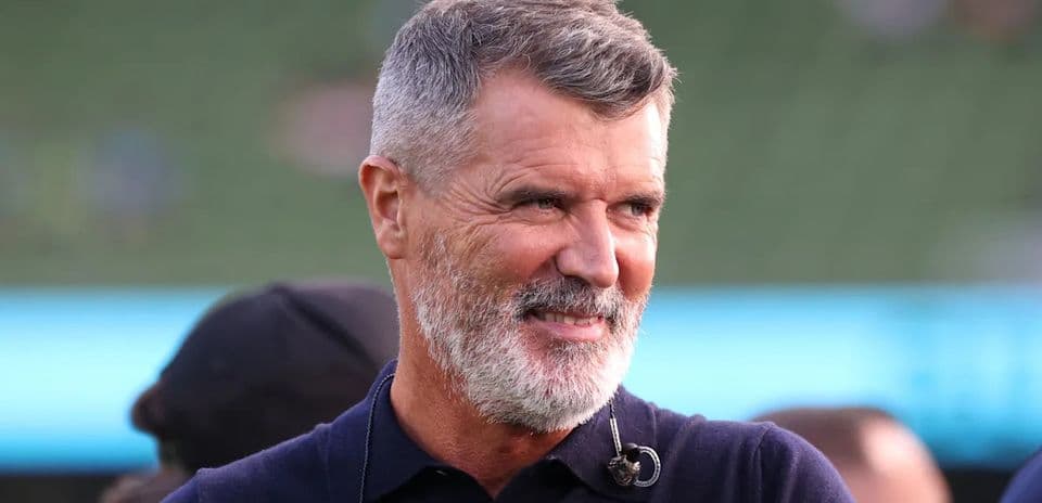Homme avec barbe souriant sur un terrain de sport
