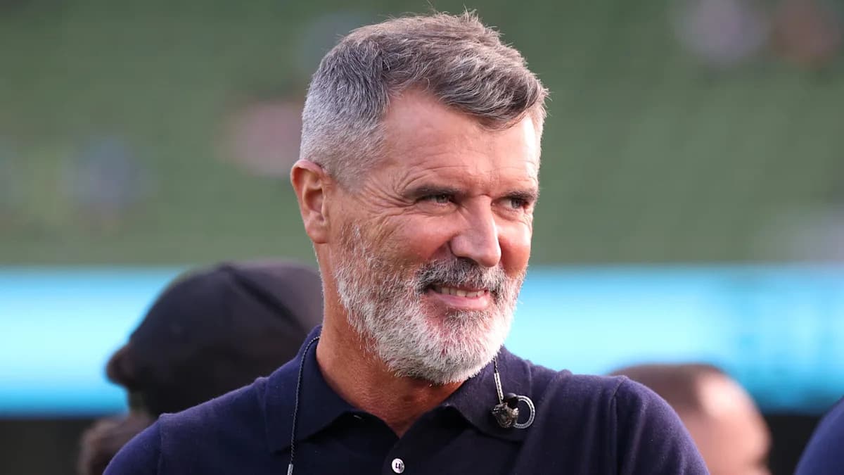Homme avec barbe souriant sur un terrain de sport