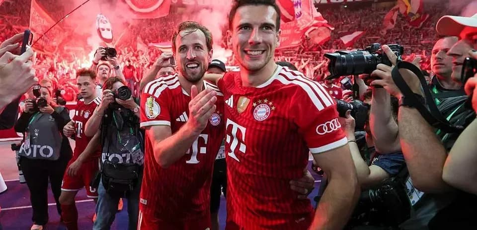 Joueurs de Bayern célébrant avec des fans en arrière-plan