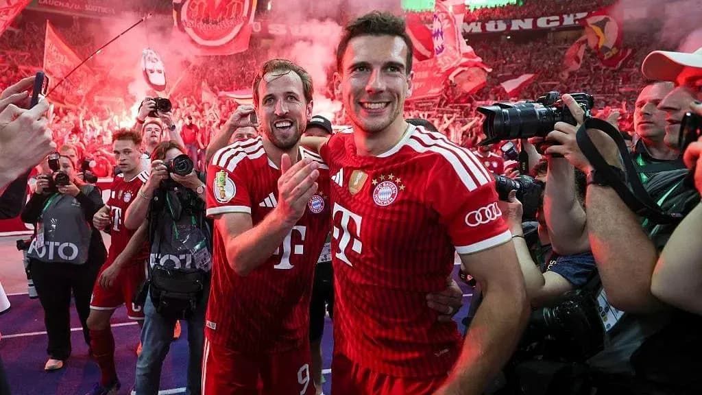 Joueurs de Bayern célébrant avec des fans en arrière-plan