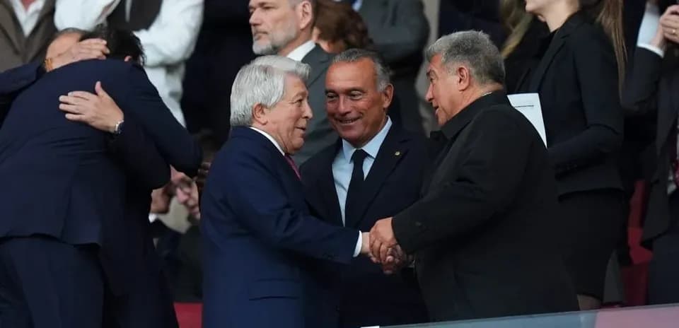 Hommes se serrant la main dans les tribunes