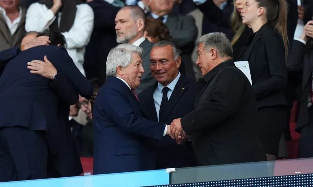 Hommes se serrant la main dans les tribunes