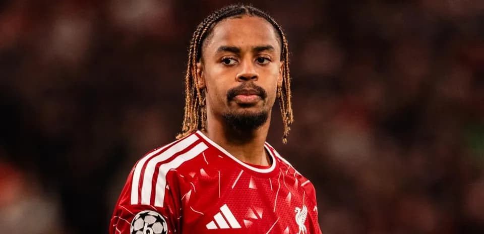 Joueur de Liverpool en maillot rouge sur le terrain