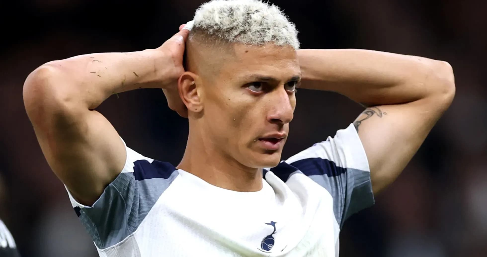 Joueur de Tottenham tenant sa tête après une action