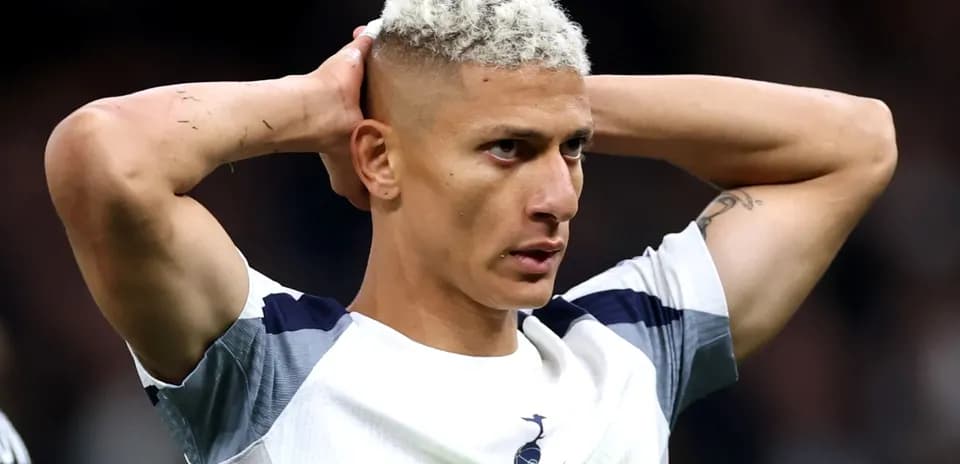 Joueur de Tottenham tenant sa tête après une action